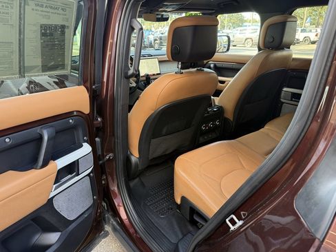 Used 2023 Land Rover Defender 130 SE image 28