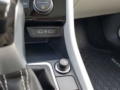 Certified 2024 Volkswagen Jetta SE FWD image 27