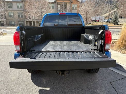 Used 2018 Toyota Tacoma TRD Sport w/ TRD Premium Sport Package image 9