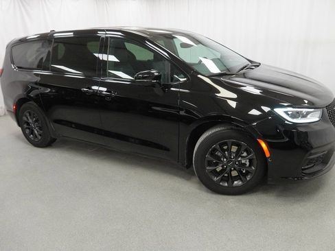 Certified 2024 Chrysler Pacifica Limited image 10