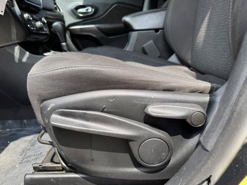 Used 2019 Jeep Cherokee Latitude w/ Popular Appearance Group image 12