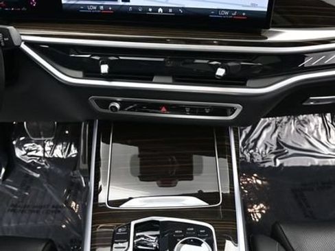 Used 2025 BMW X7 M60i AWD/4WD image 16