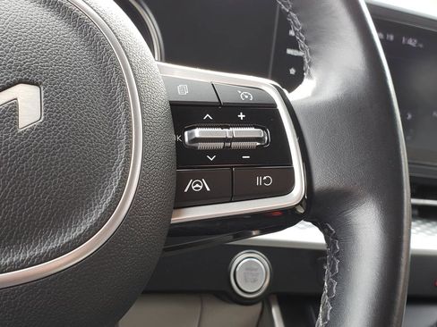 Used 2022 Kia Carnival LX image 21