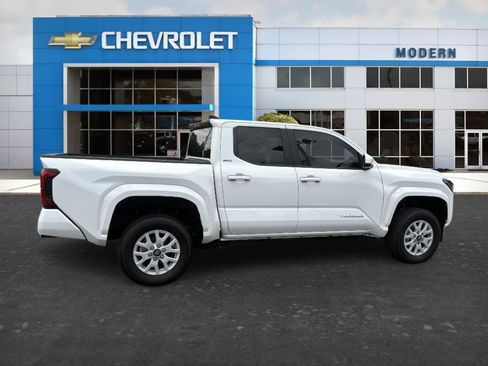 Used 2024 Toyota Tacoma SR5 AWD/4WD image 4