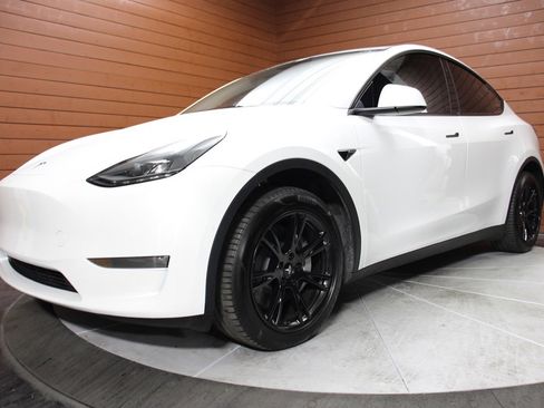 Used 2022 Tesla Model Y Long Range image 65
