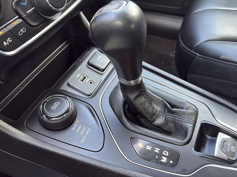 Used 2019 Jeep Cherokee Latitude Plus w/ Cold Weather Group image 14