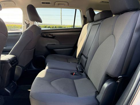 Used 2025 Toyota Highlander LE image 25