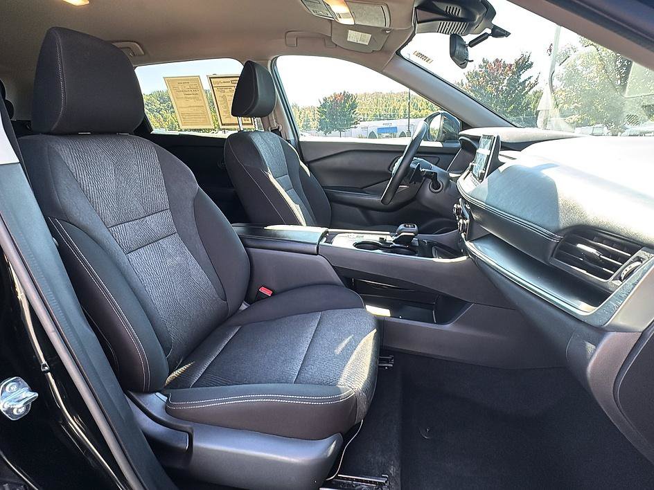 Certified 2025 Nissan Rogue SV FWD image 25