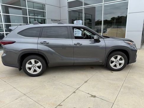 Used 2024 Toyota Highlander LE AWD/4WD image 8