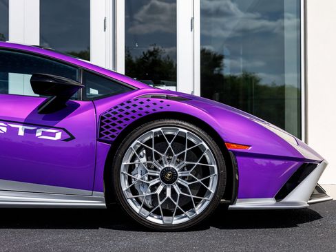 Used 2023 Lamborghini Huracan STO image 24