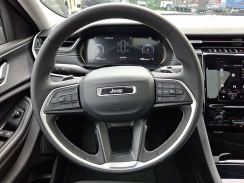 Used 2023 Jeep Grand Cherokee L Laredo AWD/4WD image 20