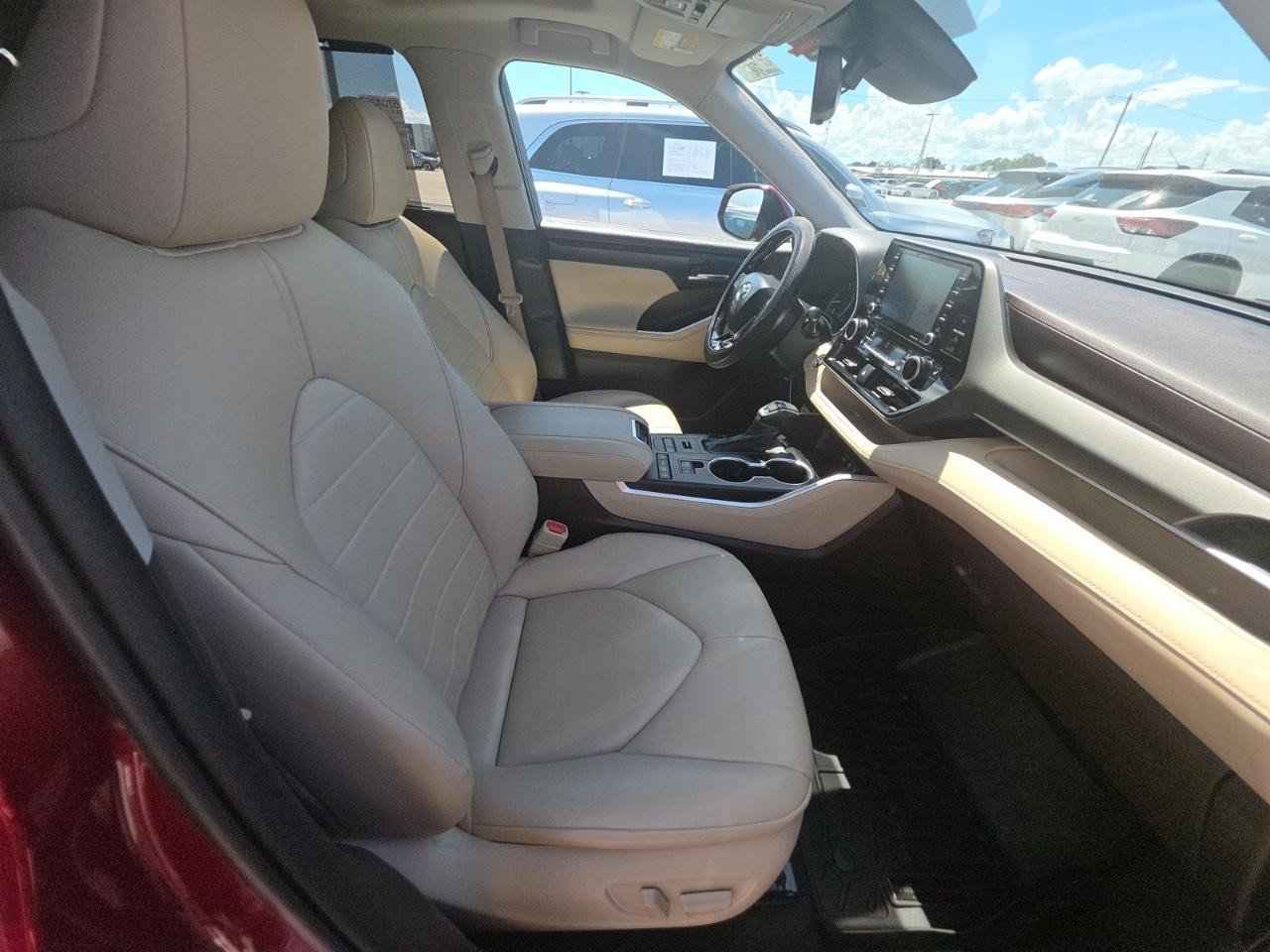Used 2021 Toyota Highlander XLE AWD/4WD image 10