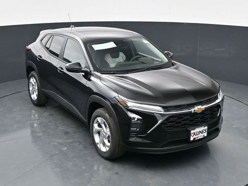 New 2026 Chevrolet Trax LS w/ LS Convenience Package FWD image 16