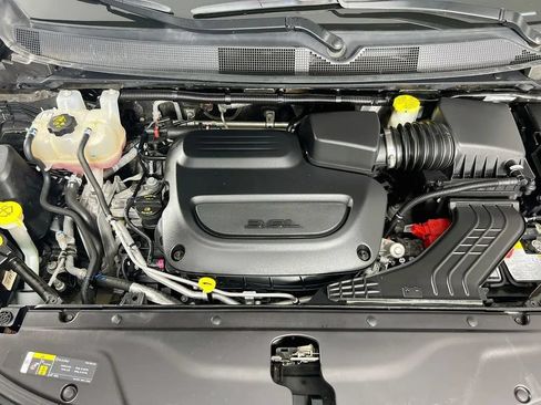 Used 2025 Chrysler Pacifica Limited FWD image 33