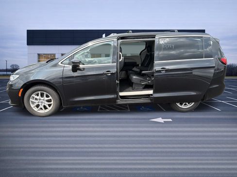 Used 2022 Chrysler Pacifica Touring-L FWD image 8