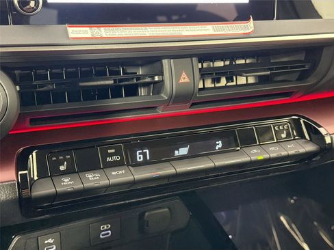 Used 2025 Toyota Prius Plug-In Hybrid image 25