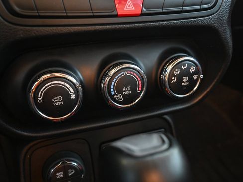 Used 2015 Jeep Renegade Trailhawk image 33