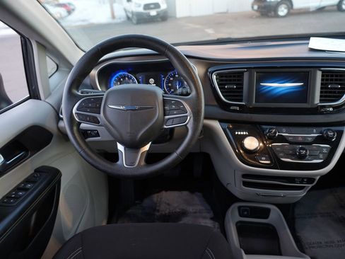 Used 2020 Chrysler Voyager LX image 21