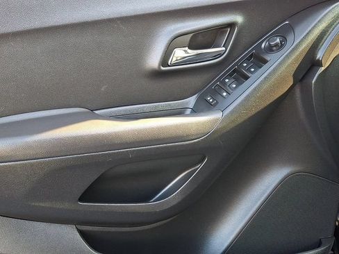 Used 2020 Chevrolet Trax LT w/ LT Convenience Package FWD image 14