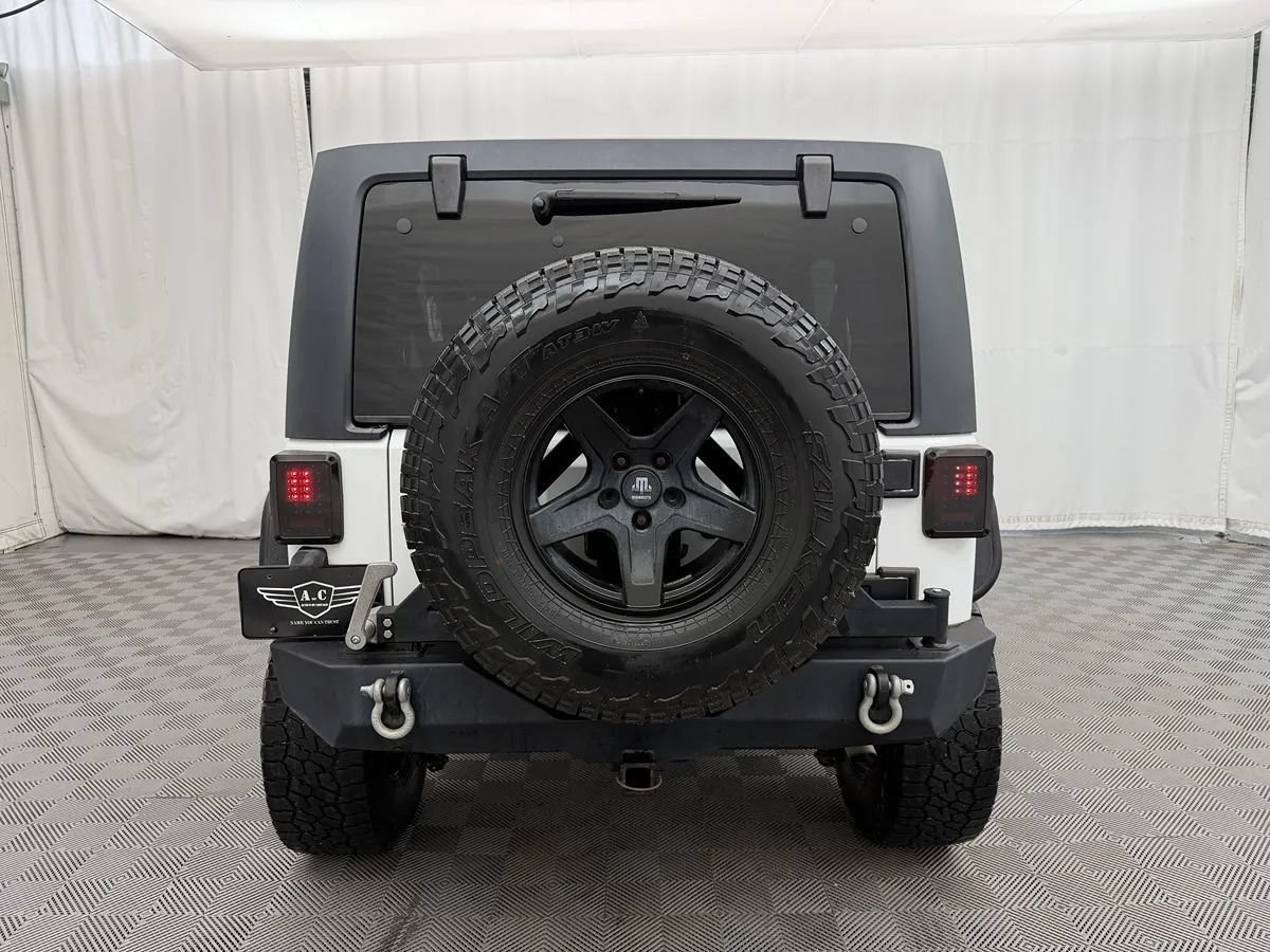 Used 2015 Jeep Wrangler Unlimited Rubicon w/ Connectivity Group AWD/4WD image 5