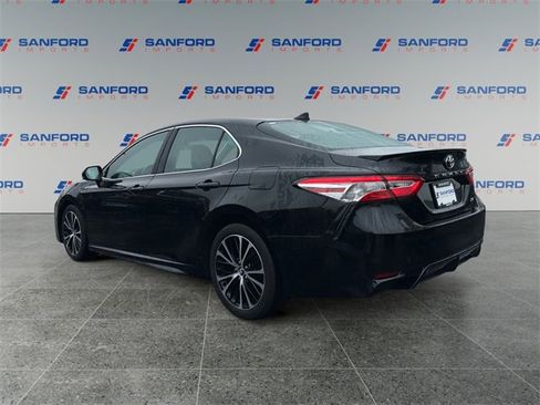 Used 2020 Toyota Camry SE image 3
