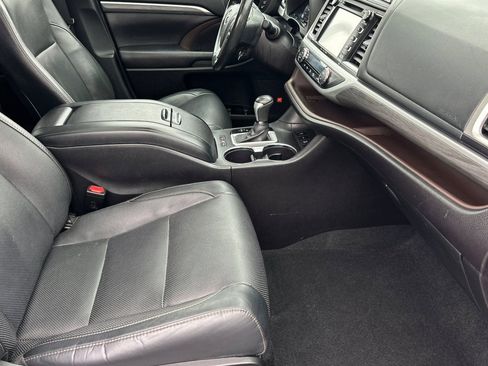 Used 2017 Toyota Highlander Limited AWD/4WD image 16