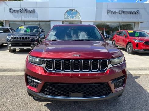 Used 2024 Jeep Grand Cherokee Laredo w/ Luxury Tech Group I AWD/4WD image 12