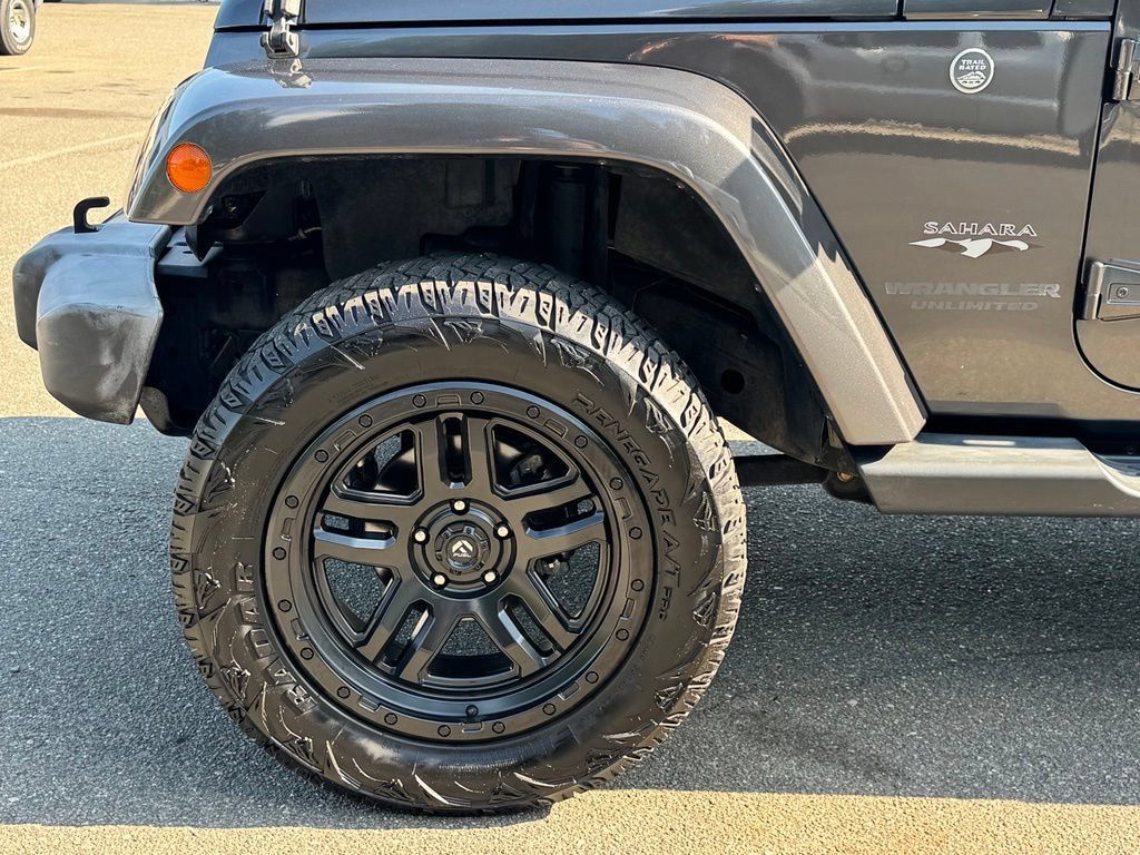 Used 2017 Jeep Wrangler Unlimited Sahara w/ Connectivity Group AWD/4WD image 31