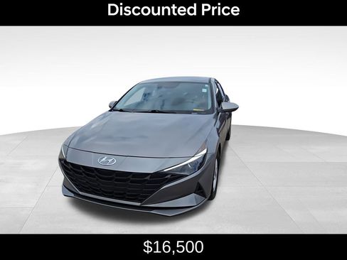 Used 2023 Hyundai Elantra SE w/ Winter Weather Package image 3