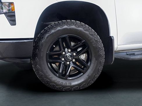 Used 2025 Chevrolet Silverado 1500 Custom Trail Boss w/ LPO, Dark Essentials Package AWD/4WD image 3