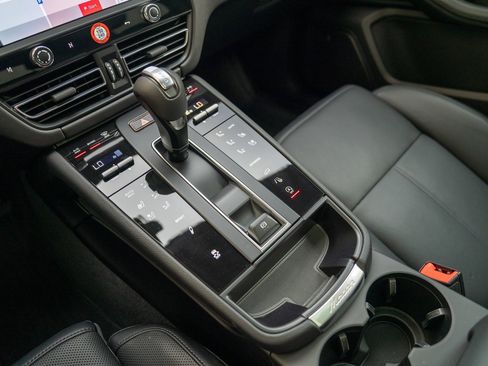 Used 2025 Porsche Macan image 19