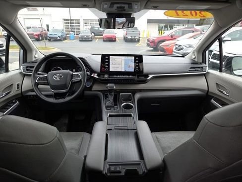Used 2021 Toyota Sienna Limited image 23
