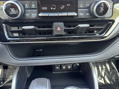 Used 2021 Toyota Highlander XLE image 16