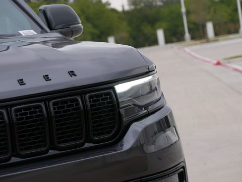 Used 2023 Jeep Wagoneer Series II AWD/4WD image 10