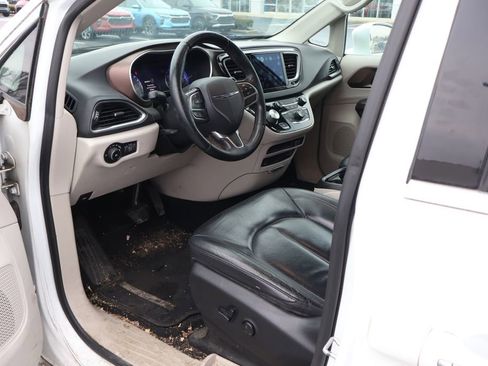 Used 2017 Chrysler Pacifica Touring-L Plus w/ Tire & Wheel Group image 11