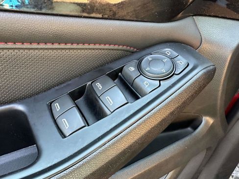 Used 2023 Chevrolet Traverse RS image 32