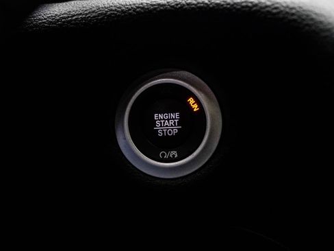 Used 2025 Chrysler Pacifica Premium FWD image 30