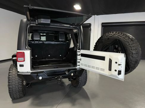 Used 2015 Jeep Wrangler Unlimited Rubicon w/ Connectivity Group AWD/4WD image 23