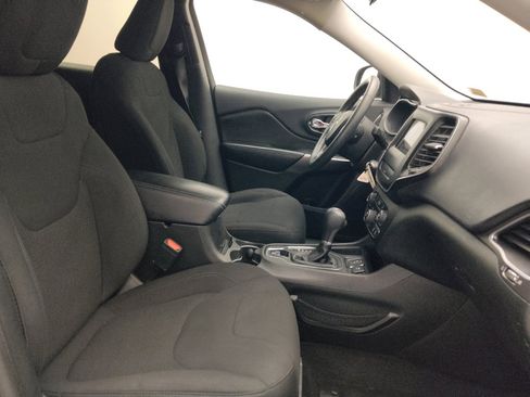 Used 2019 Jeep Cherokee Latitude w/ Popular Appearance Group FWD image 21