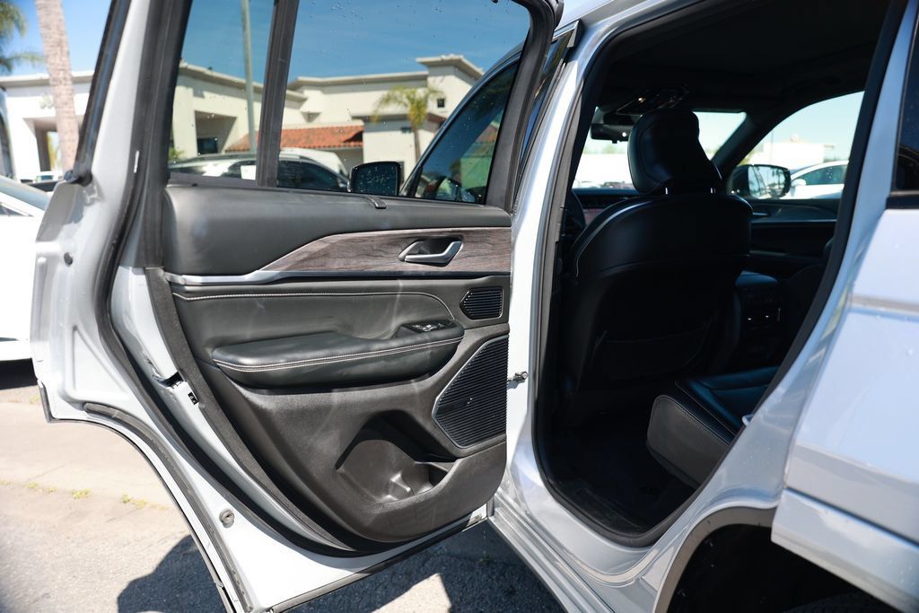 Used 2023 Jeep Grand Cherokee Overland w/ Advanced Protech Group III AWD/4WD image 33