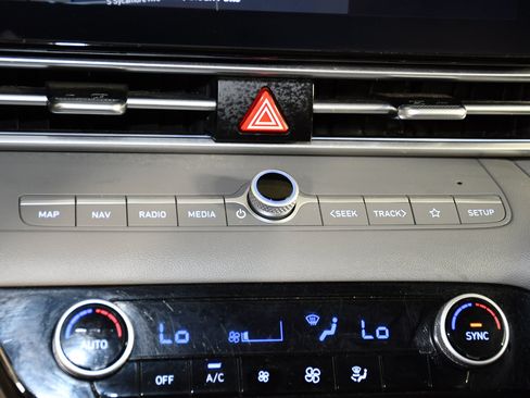 Used 2024 Hyundai Elantra SEL FWD image 29