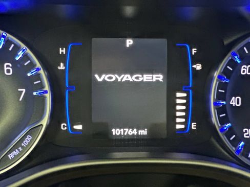 Used 2022 Chrysler Voyager LX FWD image 4