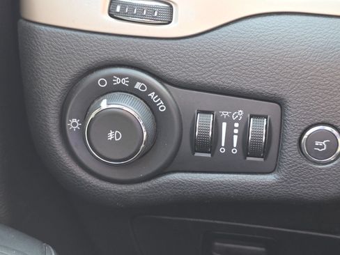 Used 2015 Jeep Cherokee Latitude w/ Comfort/Convenience Group AWD/4WD image 7