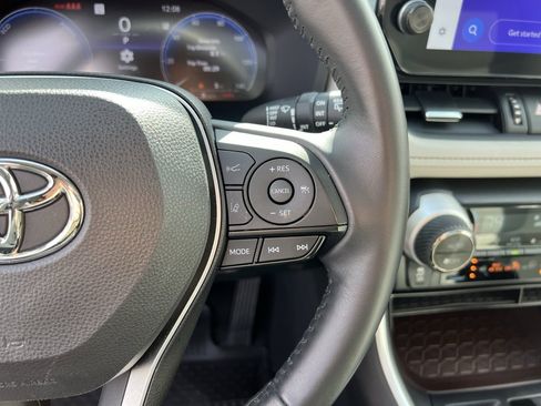 Used 2023 Toyota RAV4 Limited image 18