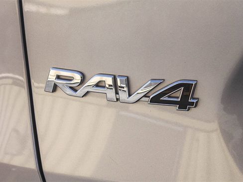 Used 2021 Toyota RAV4 LE image 12