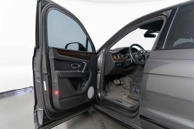 Used 2018 Bentley Bentayga AWD/4WD image 19
