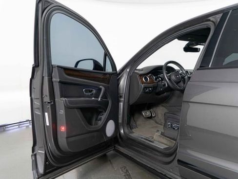 Used 2018 Bentley Bentayga AWD/4WD image 19