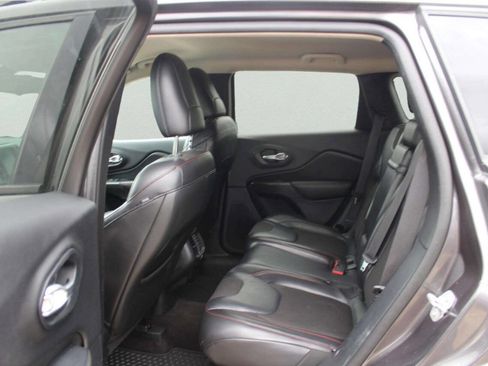 Used 2016 Jeep Cherokee Trailhawk w/ Trailer Tow Group AWD/4WD image 7