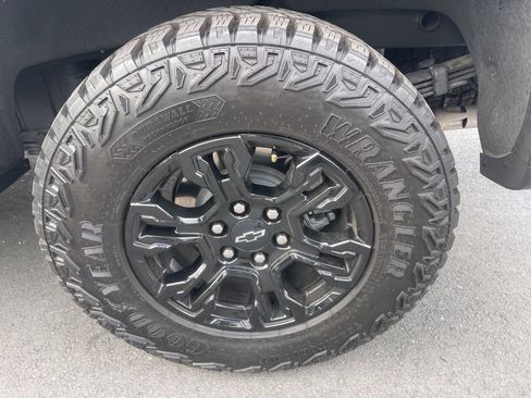 Used 2025 Chevrolet Silverado 1500 ZR2 w/ Technology Package image 3