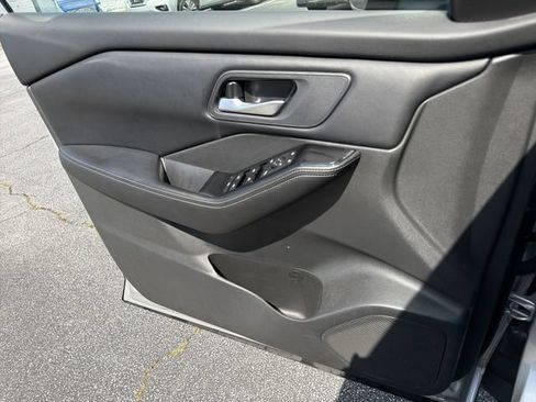 Used 2025 Nissan Rogue SV FWD image 26